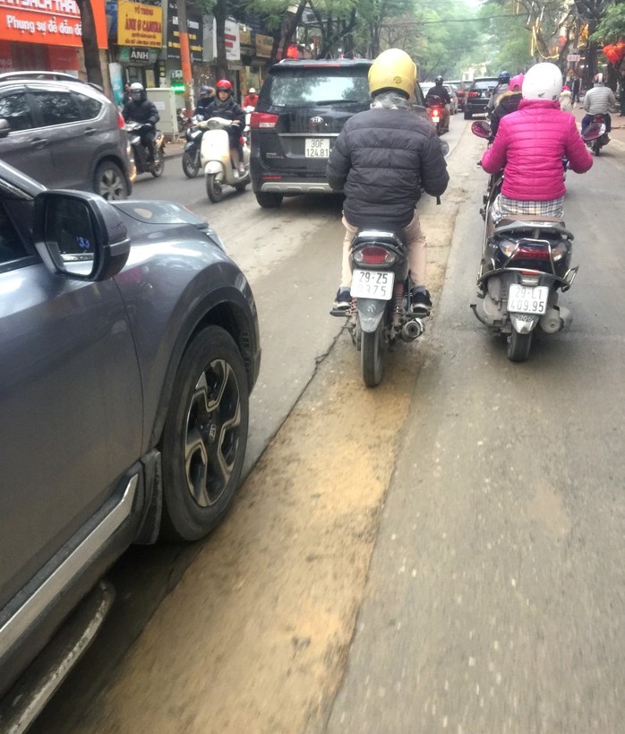 Đường ở Hà Nội bị đào xới gây tai nạn, thanh tra giao thông nói gì? - Ảnh 1.