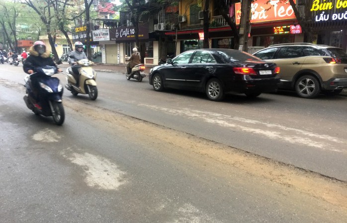 Đường ở Hà Nội bị đào xới gây tai nạn, thanh tra giao thông nói gì? - Ảnh 2.