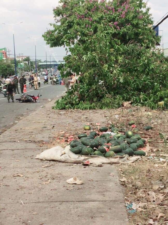 Điều tra nghi án ô tô đua tốc độ tông chết người bán dưa hấu lề đường - Ảnh 2.