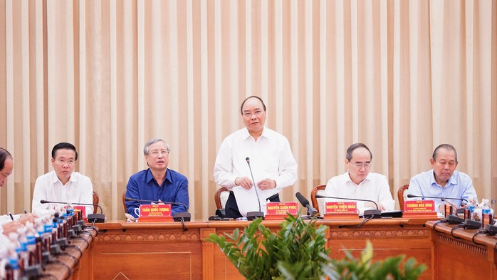 Thủ tướng Nguyễn Xuân Phúc: Tạo cơ chế giao quyền mạnh mẽ hơn cho TP HCM - Ảnh 1.
