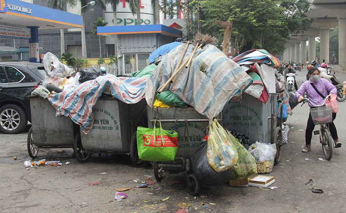 Người dân chặn xe chở rác: 12 quận Hà Nội ảnh hưởng, khó cầm cự tiếp - Ảnh 1.