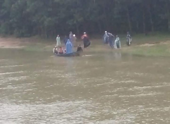 Kinh hoàng thanh niên mang thi thể cô gái trẻ thả trôi sông - Ảnh 1.