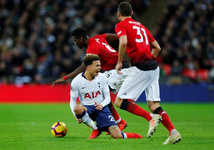 Bình luận viên: Pogba đáng bị đuổi vì chơi xấu - Ảnh 2.