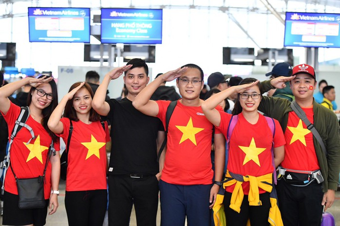 CĐV náo nức bay chuyên cơ sang UAE cổ vũ tuyển Việt Nam - Ảnh 4.