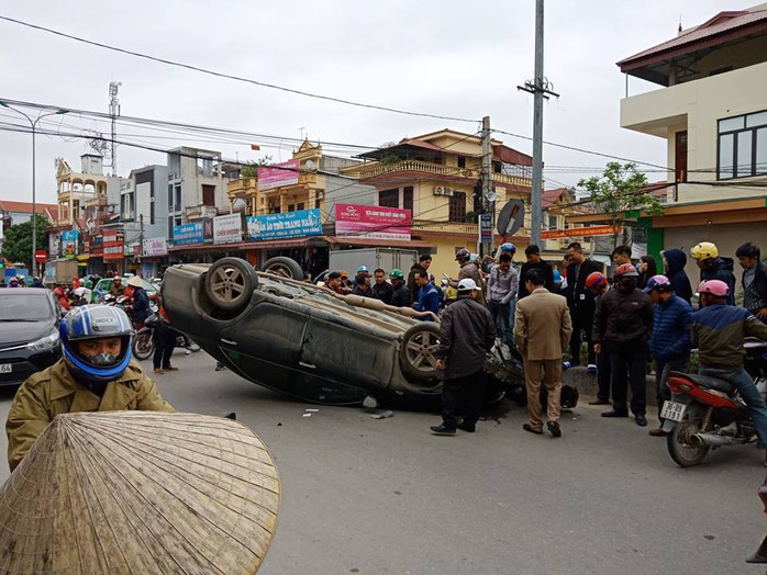 Xế hộp” Camry bất ngờ bị tai nạn lật ngửa ở đường giao cắt vào bệnh viện - Ảnh 1.