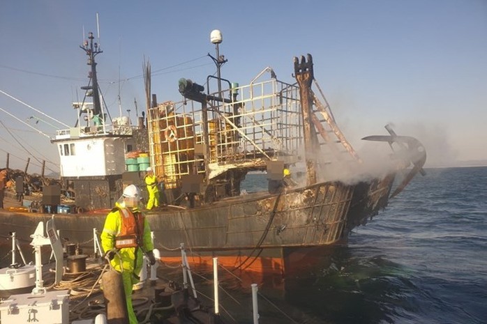 Tàu cá Hàn Quốc bốc cháy, hai thuyền viên người Việt gặp nạn - Ảnh 1.