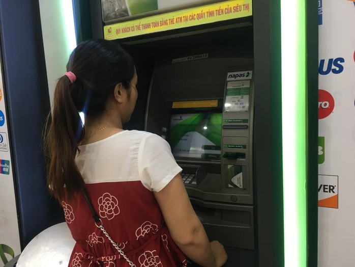 Chính phủ yêu cầu người dân đô thị đóng tiền điện, nước, học phí... qua ATM, POS - Ảnh 1.