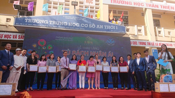 Trao tặng hơn 13.300 cuốn sách cho học sinh Phú Quốc - Ảnh 1.