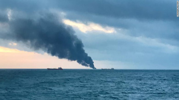 Hai tàu bốc cháy ngoài khơi Crimea, 14 người thiệt mạng - Ảnh 1.