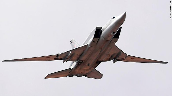 Máy bay ném bom Nga vỡ nát trên đường băng, 3 người thiệt  mạng - Ảnh 1.