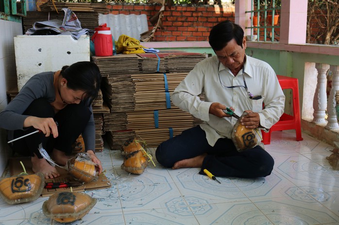 Bưởi, dưa hấu tạo hình cháy hàng - Ảnh 1.