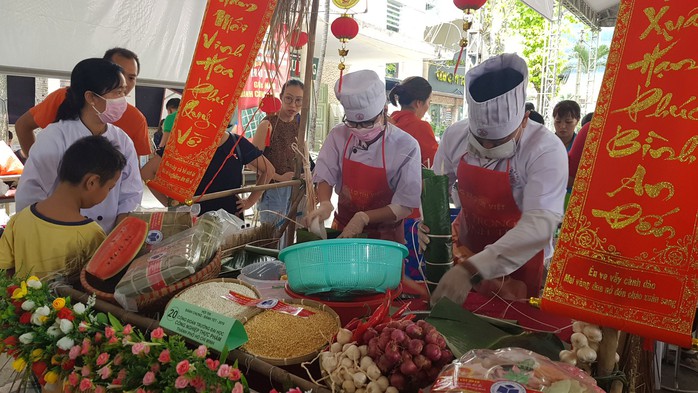 Gói bánh chưng, bánh tét tặng công nhân khó khăn - Ảnh 1.