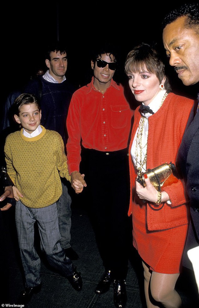 Phim tài liệu cáo buộc Michael Jackson ấu dâm ra mắt gây sốc - Ảnh 2.