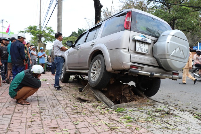 Ô tô leo lên vỉa hè tông gãy gốc cây, tông tiếp 2 mẹ con làm 1 người chết - Ảnh 2.