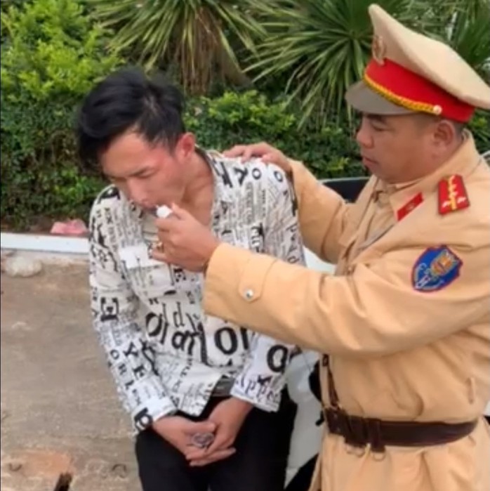 T&agrave;i xế ph&ecirc; ma t&uacute;y, t&ocirc;ng thẳng v&agrave;o CSGT  - Ảnh 1.