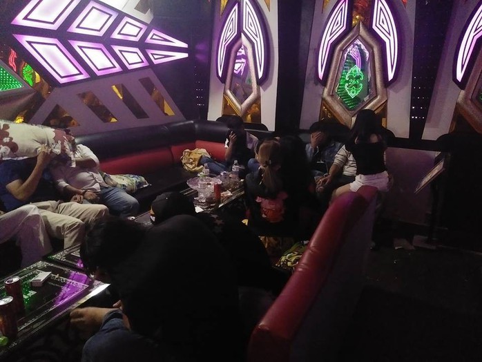 Hơn 40 nam nữ thác loạn trong quán karaoke ở Biên Hòa - Ảnh 1.