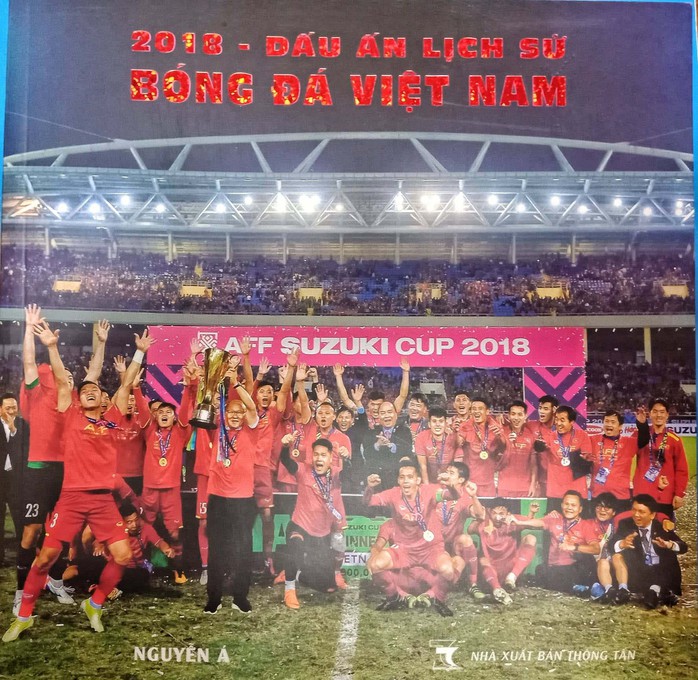 Nguyễn Á viết sử cho bóng đá Việt bằng sách ảnh - Ảnh 1.
