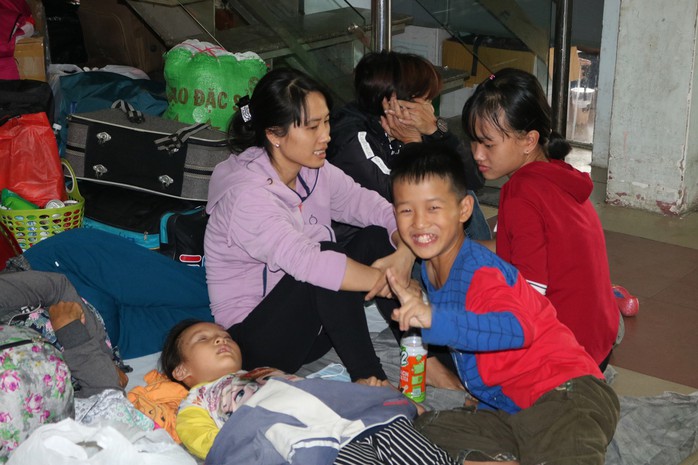 Gần 10 đoàn tàu trễ giờ do sự cố, hàng ngàn người vạ vật ở Ga Sài Gòn - Ảnh 5. Gần 10 đoàn tàu trễ giờ do sự cố, hàng ngàn người vạ vật ở tỷ lệ kèo nhà cái malaysia Sài Gòn - Ảnh 5.