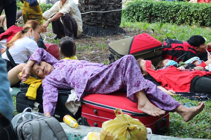 Gần 10 đoàn tàu trễ giờ do sự cố, hàng ngàn người vạ vật ở Ga Sài Gòn - Ảnh 4. Gần 10 đoàn tàu trễ giờ do sự cố, hàng ngàn người vạ vật ở tỷ lệ kèo nhà cái malaysia Sài Gòn - Ảnh 4.
