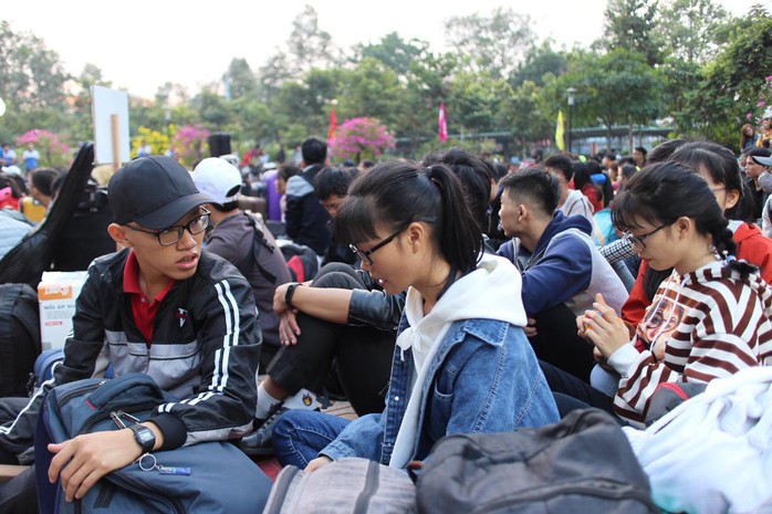 1.300 sinh viên về Tết trên các chuyến xe miễn phí của PVOIL - Ảnh 2.