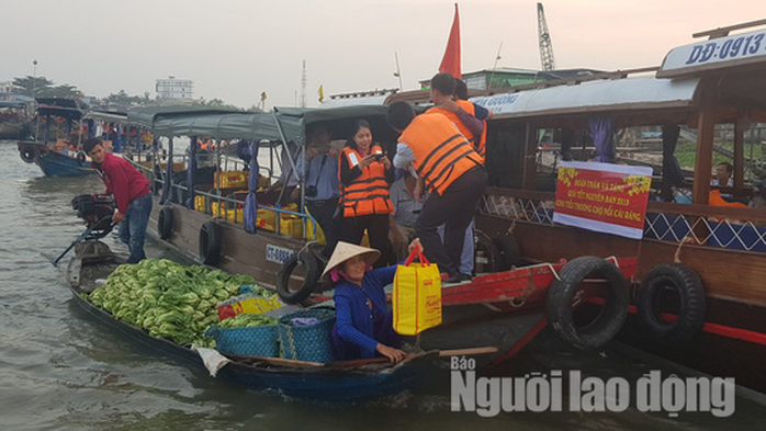 Tiểu thương chợ nổi Cái Răng phấn khởi khi được phó chủ tịch tặng quà Tết - Ảnh 3.