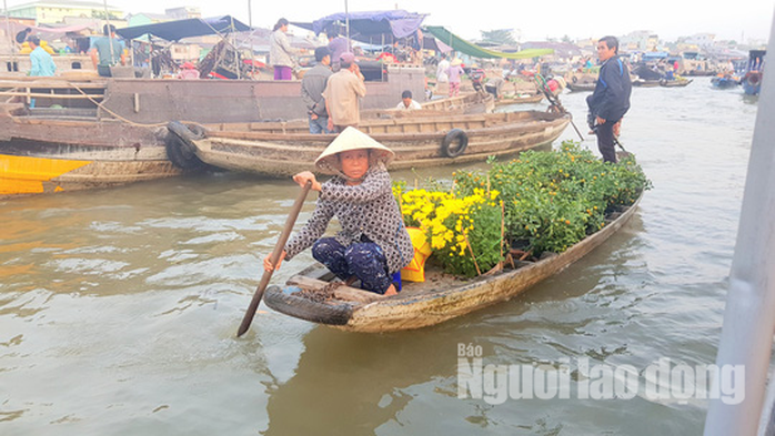 Tiểu thương chợ nổi Cái Răng phấn khởi khi được phó chủ tịch tặng quà Tết - Ảnh 6.