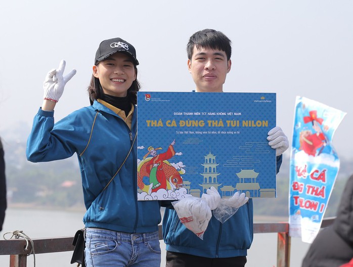 Sinh viên lên cầu Long Biên hỗ trợ người dân thả cá không thả rác - Ảnh 3.