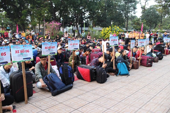 1.300 sinh viên về Tết trên các chuyến xe miễn phí của PVOIL - Ảnh 3.