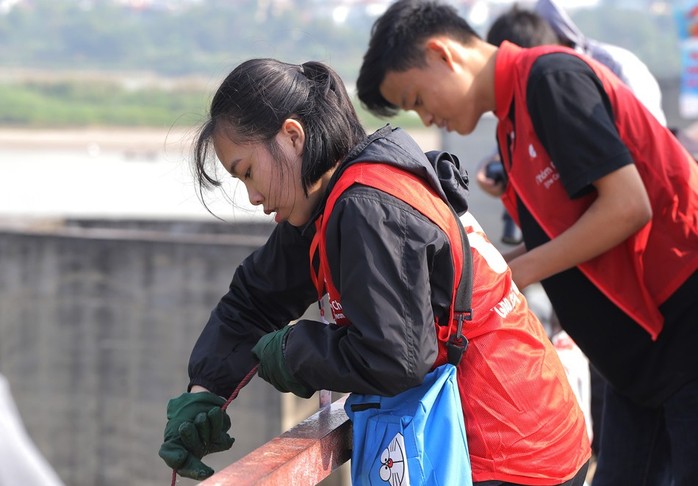 Sinh viên lên cầu Long Biên hỗ trợ người dân thả cá không thả rác - Ảnh 4.