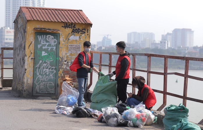 Sinh viên lên cầu Long Biên hỗ trợ người dân thả cá không thả rác - Ảnh 8.