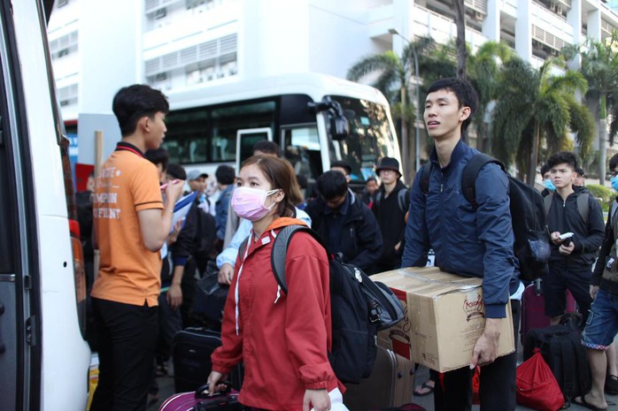 1.300 sinh viên về Tết trên các chuyến xe miễn phí của PVOIL - Ảnh 5.