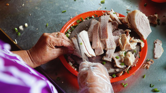 Tô hủ tiếu giá 7.000 đồng nức tiếng Sa Đéc hơn 50 năm - Ảnh 5. Tô hủ tiếu giá 7.000 đồng nức tiếng Sa Đéc hơn 50 năm - Ảnh 5.