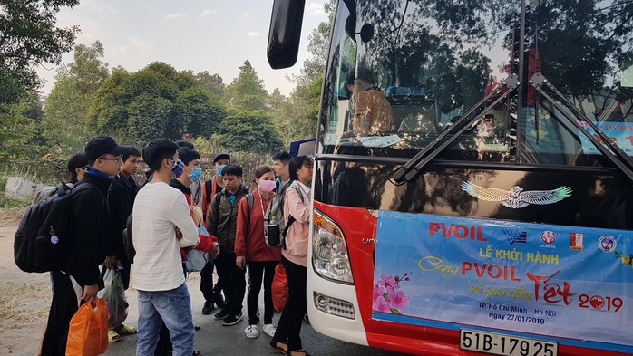 1.300 sinh viên về Tết trên các chuyến xe miễn phí của PVOIL - Ảnh 6.