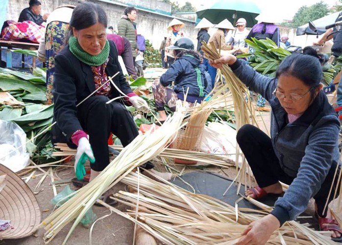 Lá dong rừng giá cao chót vót, dân vẫn đổ xô đi mua về gói bánh chưng - Ảnh 13.