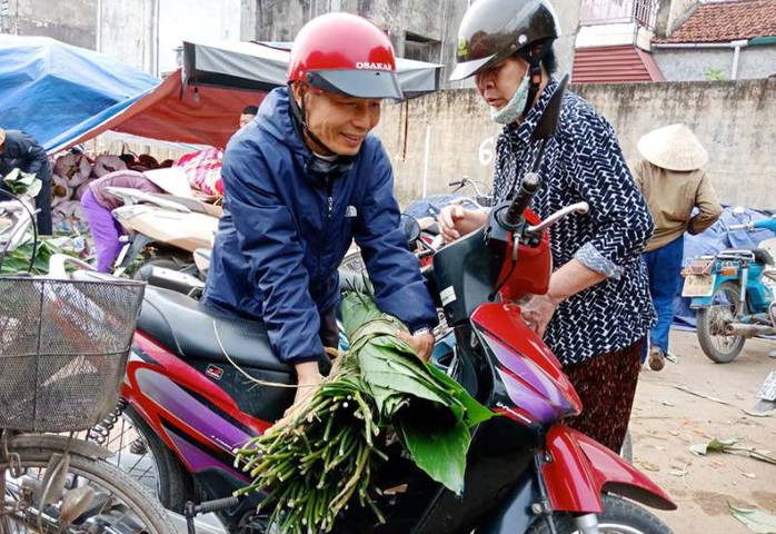 Lá dong rừng giá cao chót vót, dân vẫn đổ xô đi mua về gói bánh chưng - Ảnh 8.