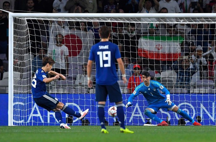 Iran chia tay Asian Cup, HLV Queiroz đào tẩu đến Colombia - Ảnh 2.