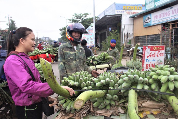 Nhộn nhịp chợ chuối vùng biên lớn nhất Quảng Trị - Ảnh 6.