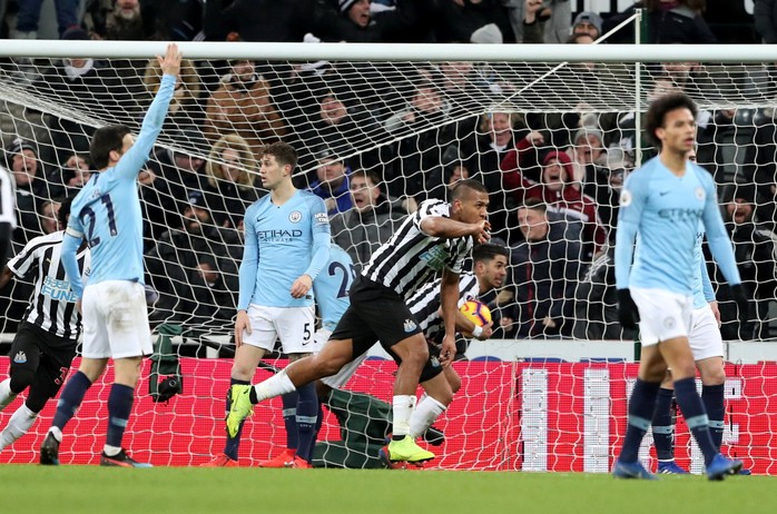 Tí hon Burnley ngắt mạch thắng Man United, Newcastle quật ngã Man City - Ảnh 9.