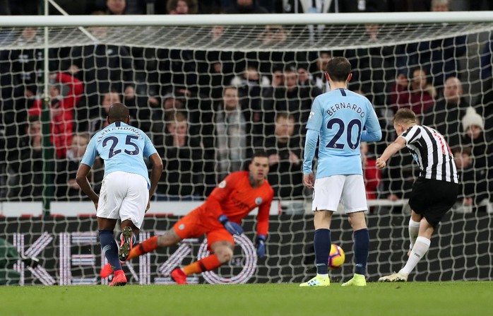 Tí hon Burnley ngắt mạch thắng Man United, Newcastle quật ngã Man City - Ảnh 10.