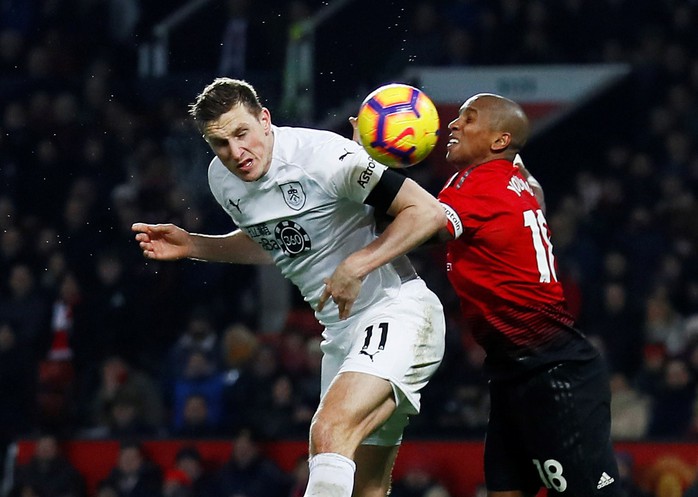 Tí hon Burnley ngắt mạch thắng Man United, Newcastle quật ngã Man City - Ảnh 4.