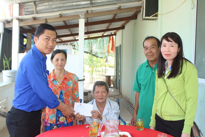 CHƯƠNG TRÌNH XUÂN NHÂN ÁI – TẾT YÊU THƯƠNG: Trao tiền hỗ trợ 2 công nhân bị TNLĐ ở Bạc Liêu - Ảnh 2.