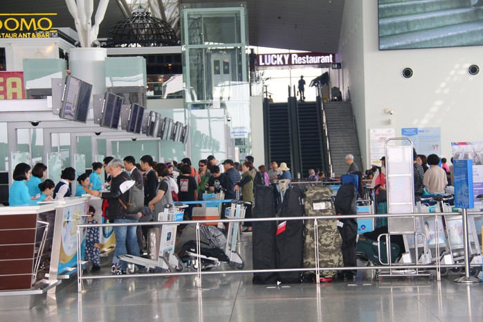 Sân bay Nội Bài tiếp tục hạn chế người nhà đưa tiễn - Ảnh 1.