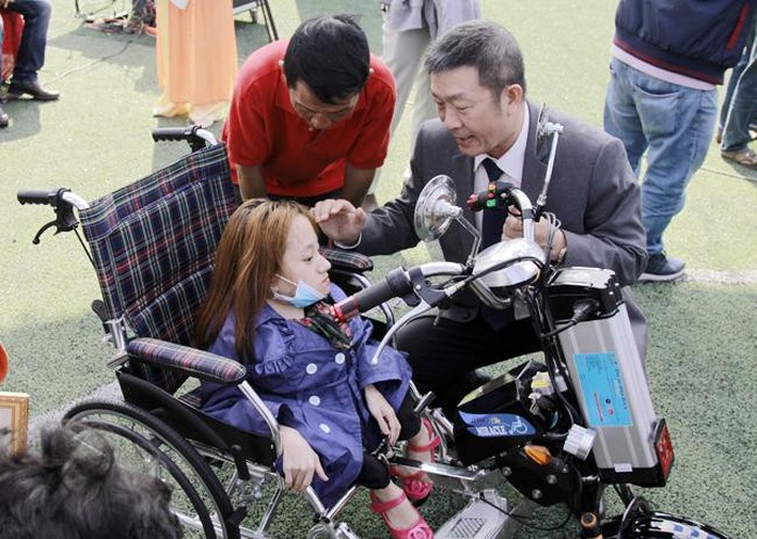 ĐH Duy Tân chế tạo xe lăn điện cho người khuyết tật Đà Nẵng - Ảnh 2.