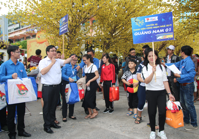 TP HCM: Tưng bừng lễ tiễn 1.500 thanh niên công nhân về quê đón Tết - Ảnh 5.