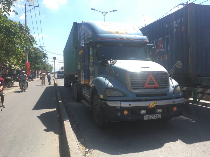 Tông trúng dải phân cách, thanh niên văng vào gầm container tử vong - Ảnh 1.