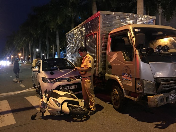 Xe tải tông 2 ôtô đang dừng đèn đỏ đã hết hạn kiểm định 3 tháng - Ảnh 2.