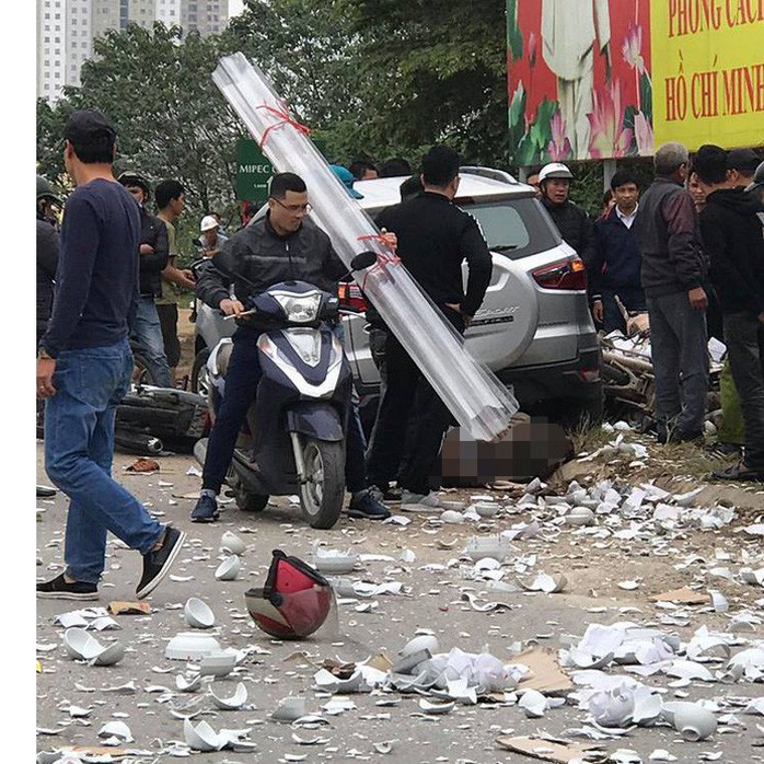 Xế hộp tông hàng loạt phương tiện, 2 vợ chồng tử vong, nhiều người bị thương - Ảnh 1.