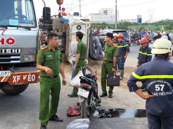 TP HCM: Xe ben tông 2 xe máy rồi lật ngang, 3 người thương vong - Ảnh 2.