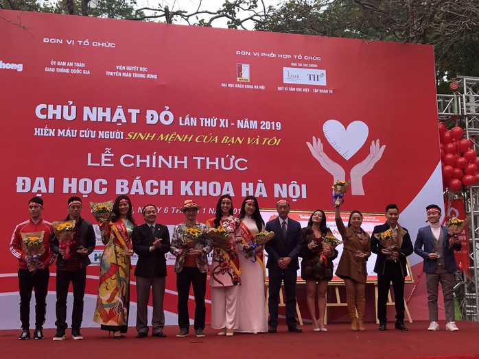 Hoa hậu Trần Tiểu Vy hồi hộp trong lần đầu hiến máu - Ảnh 25.