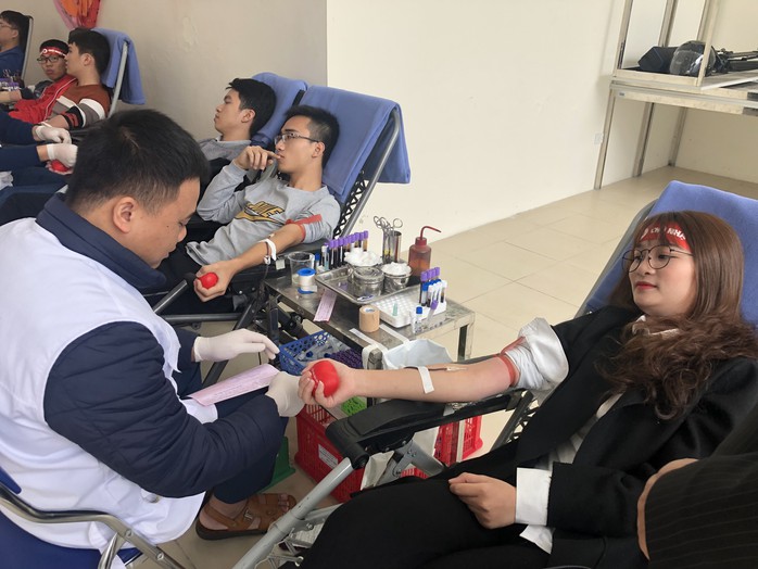 Hoa hậu Trần Tiểu Vy hồi hộp trong lần đầu hiến máu - Ảnh 17.